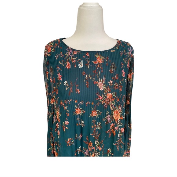 Max Studio Tunic Top With Flared Sleeves.  Size: Medium - Picture 3 of 4